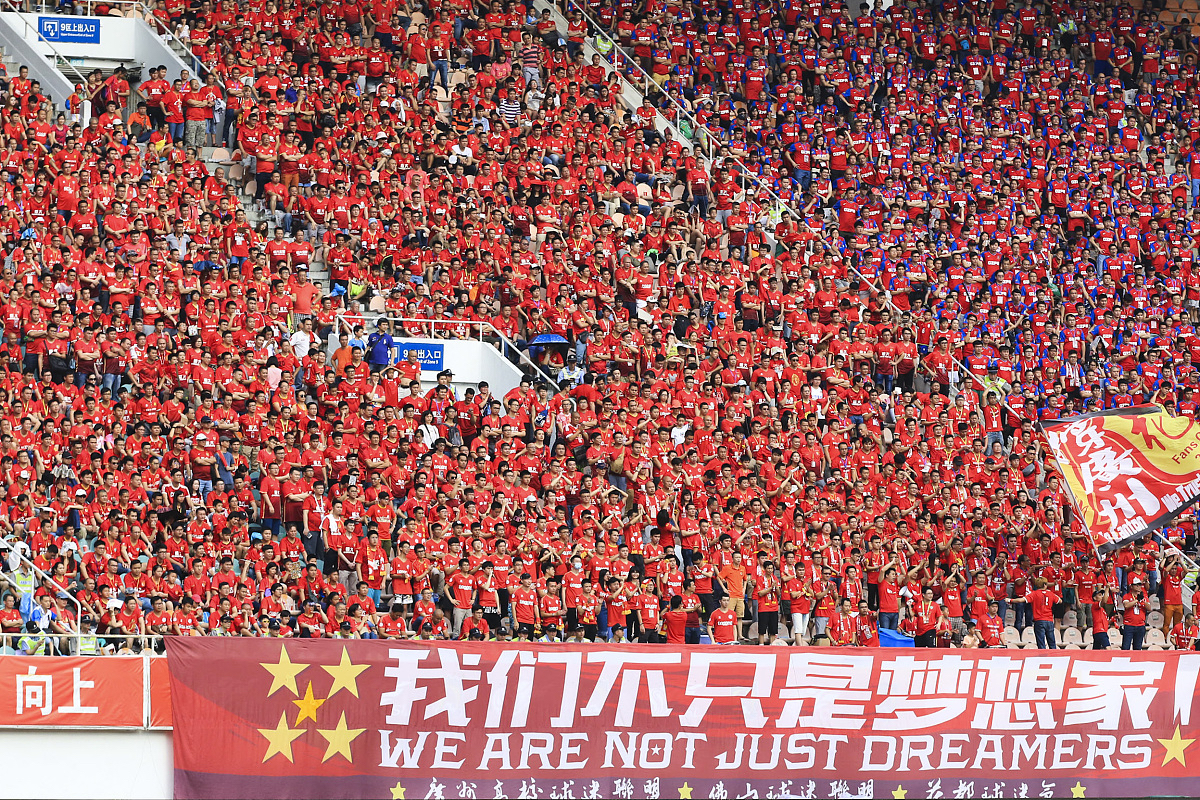爱游戏体育官网登录-国内足球热情高涨，国际比赛挑战接踵而至